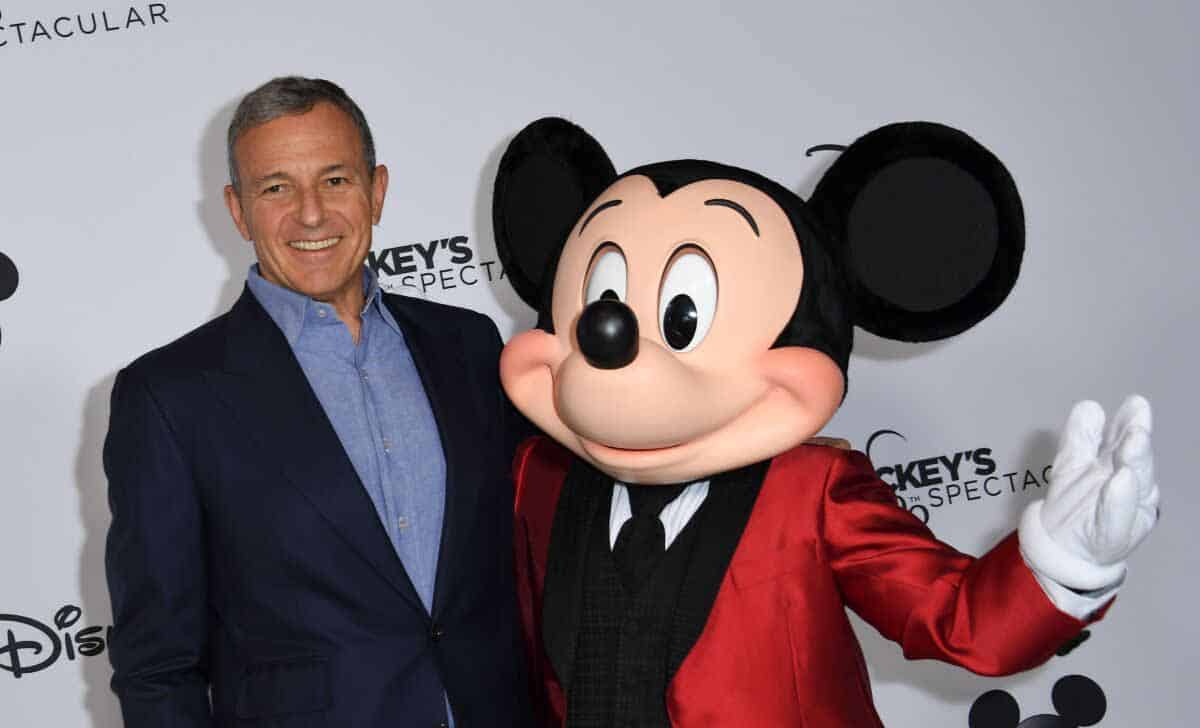 Bob Iger y uno de sus empleados