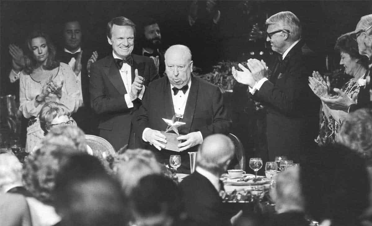 El documental que te lo cuenta todo sobre Alfred Hitchcock el legendario alfred hitchcock siendo galardonado