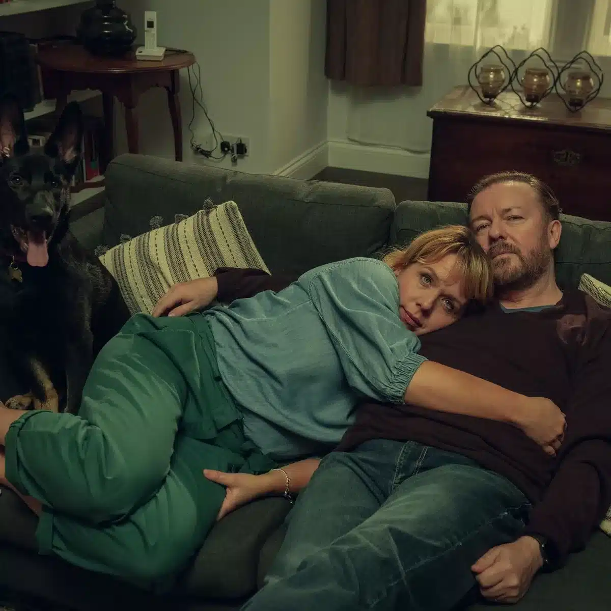 ricky gervais (tony) junto a kerry godliman (lisa) en after life