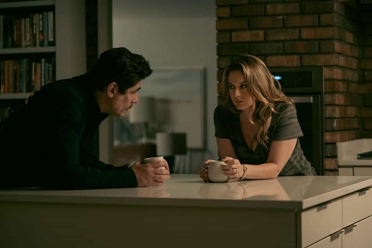 Reptiles (De izquierda a derecha) Benicio Del Toro como Tom Nichols y Alicia Silverstone como Judy Nichols. Cr. Daniel McFadden/Netflix ©2023