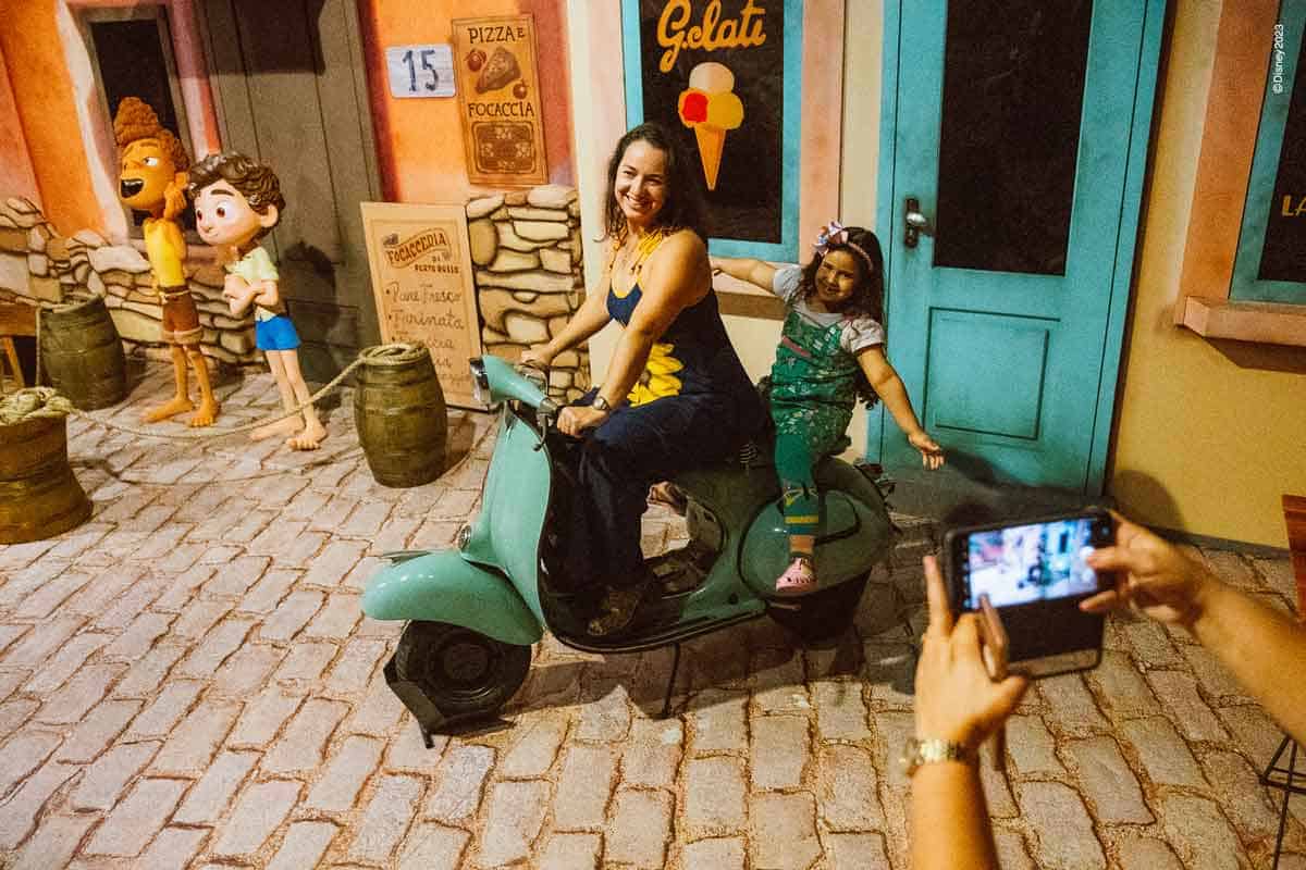 Chicas subidas a una Vespa en un decorado de la película LUCA de Pixar