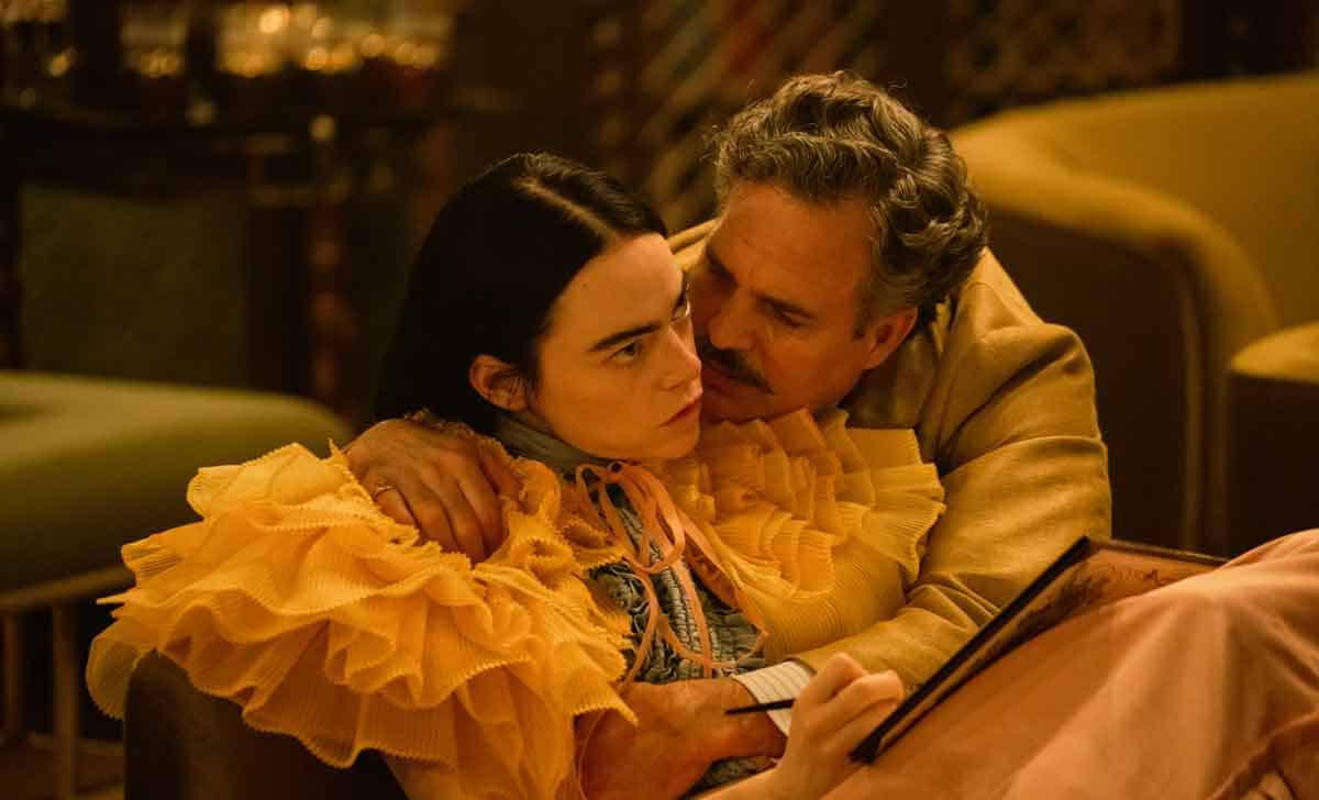 emma stone y mark ruffalo en fotograma pobres criaturas