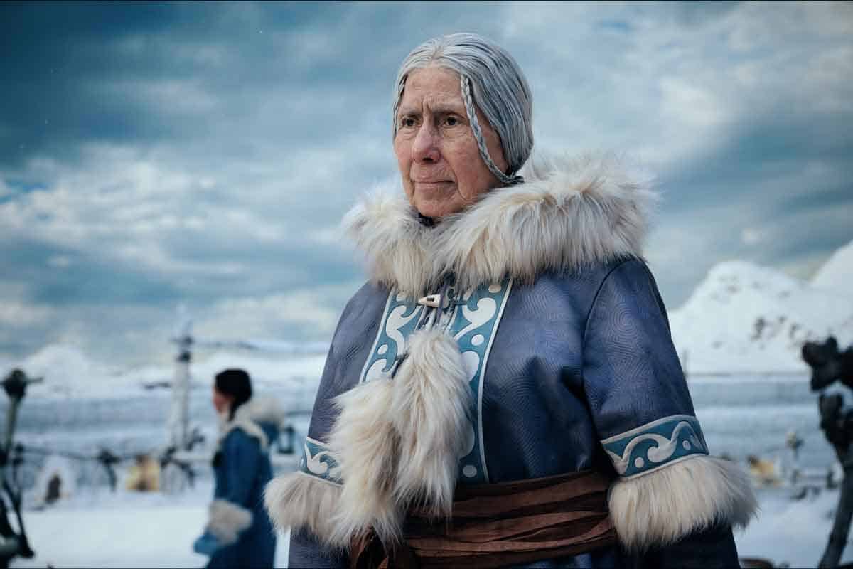 casey camp-horinek as gran gran in season 1 of avatar: la leyenda de aang. cr. robert falconer/netflix © 2023