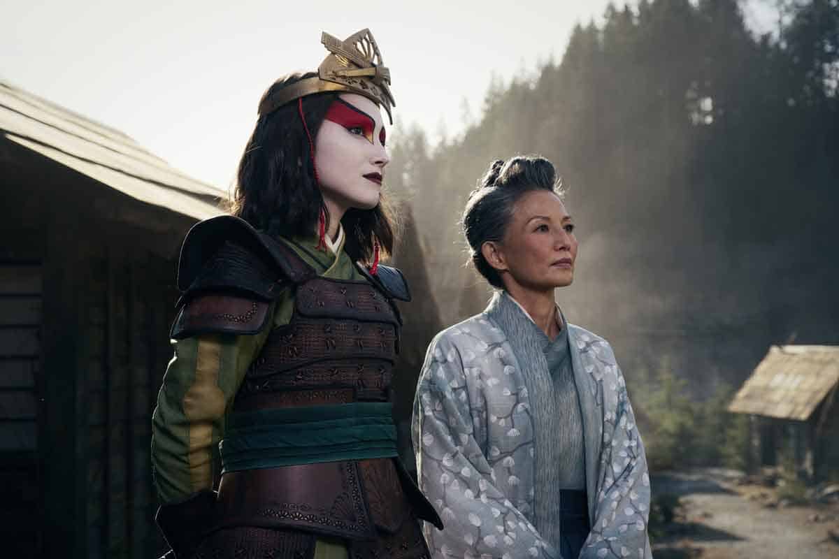 maria zhang as suki, tamlyn tomita as mayor yukari in season 1 of avatar: la leyenda de aang. cr. robert falconer/netflix © 2023