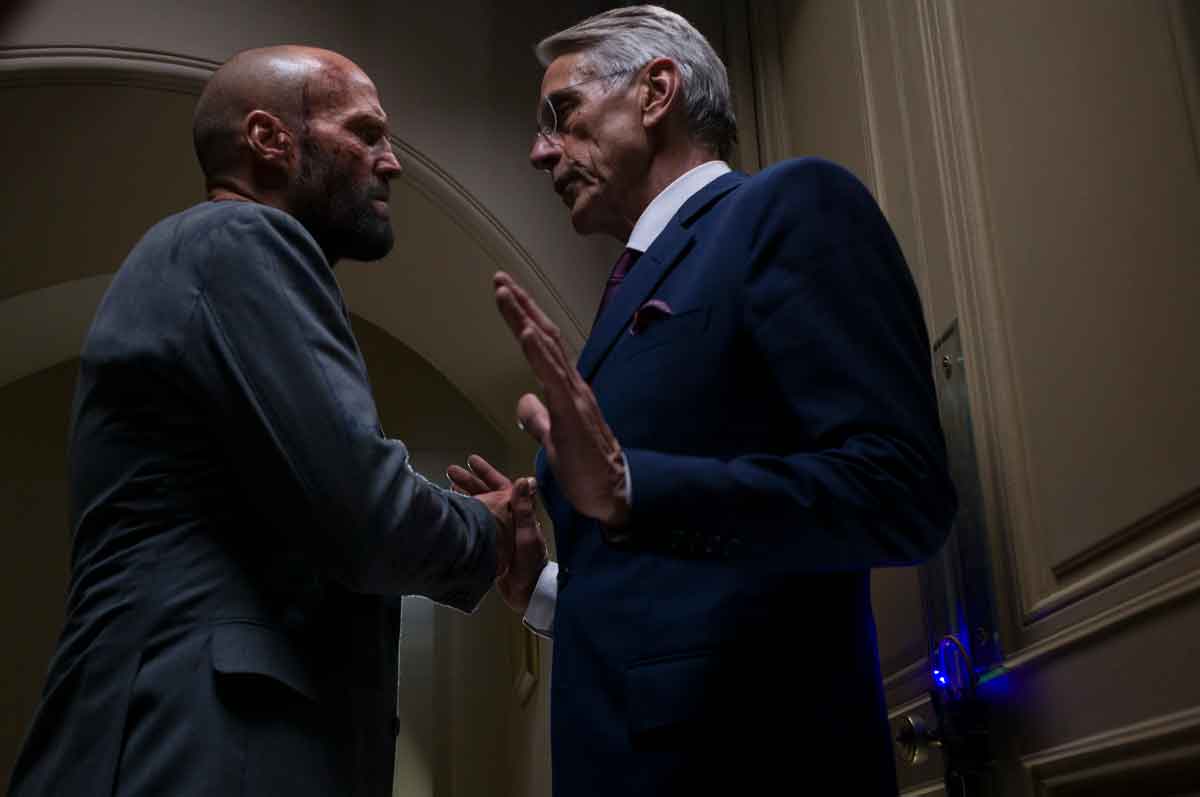 jason statham y jeremy irons en the beekeeper