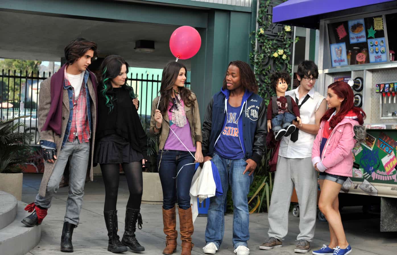 Los seis protagonistas de Victorious en el set de Victorious. Victoria Justice, tercera empezando por la izquierda, lleva un globo rosa. 