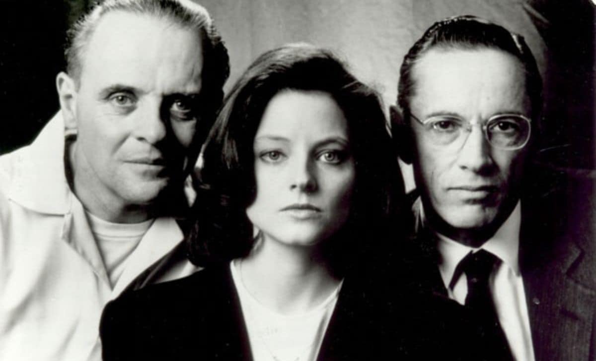 anthony hopkins, jodie foster y scott glenn mirando fijamente a la cámara