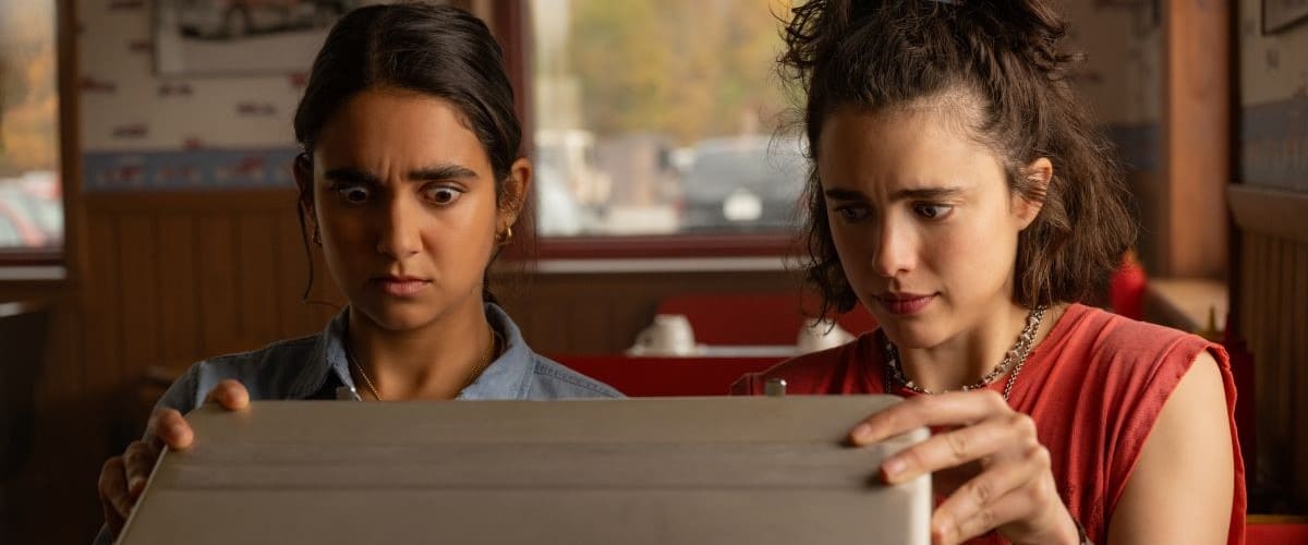 Jaime y Marian en una escena de Dos chicas a la fuga, 2024