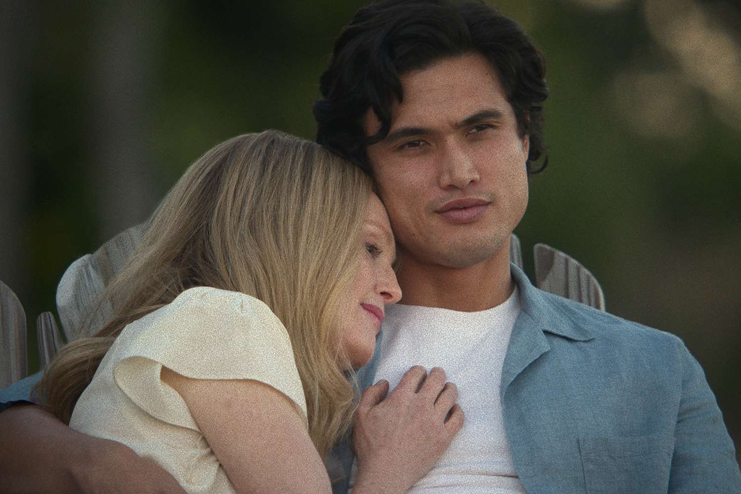 Charles Melton y Julianne Moore en May December (Secretos de un escándalo)