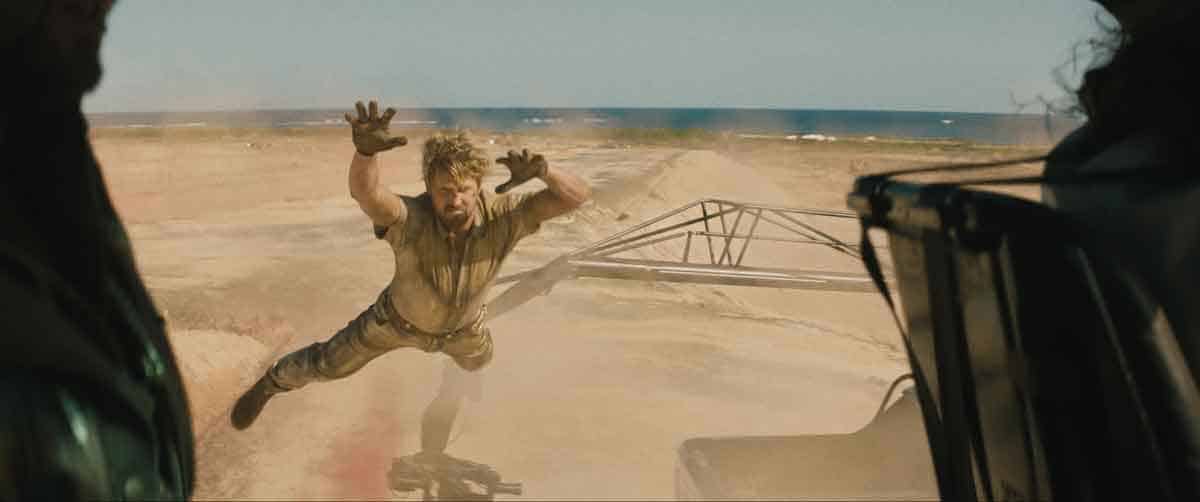 De izquierda a derecha: Ryan Gosling, David Leitch y Logan Holladay en el set de THE FALL GUY, dirigida por David Leitch