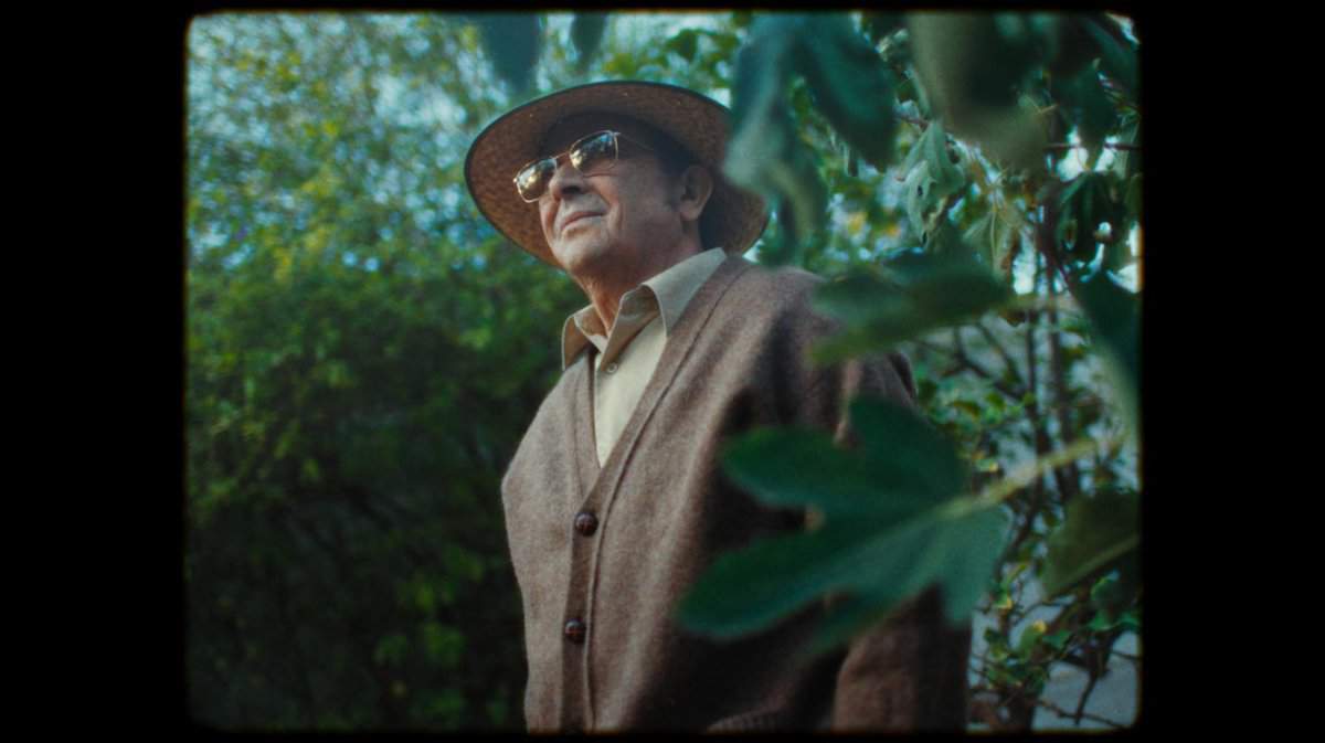 crítica a la casa. una reunión familiar en pantalla.