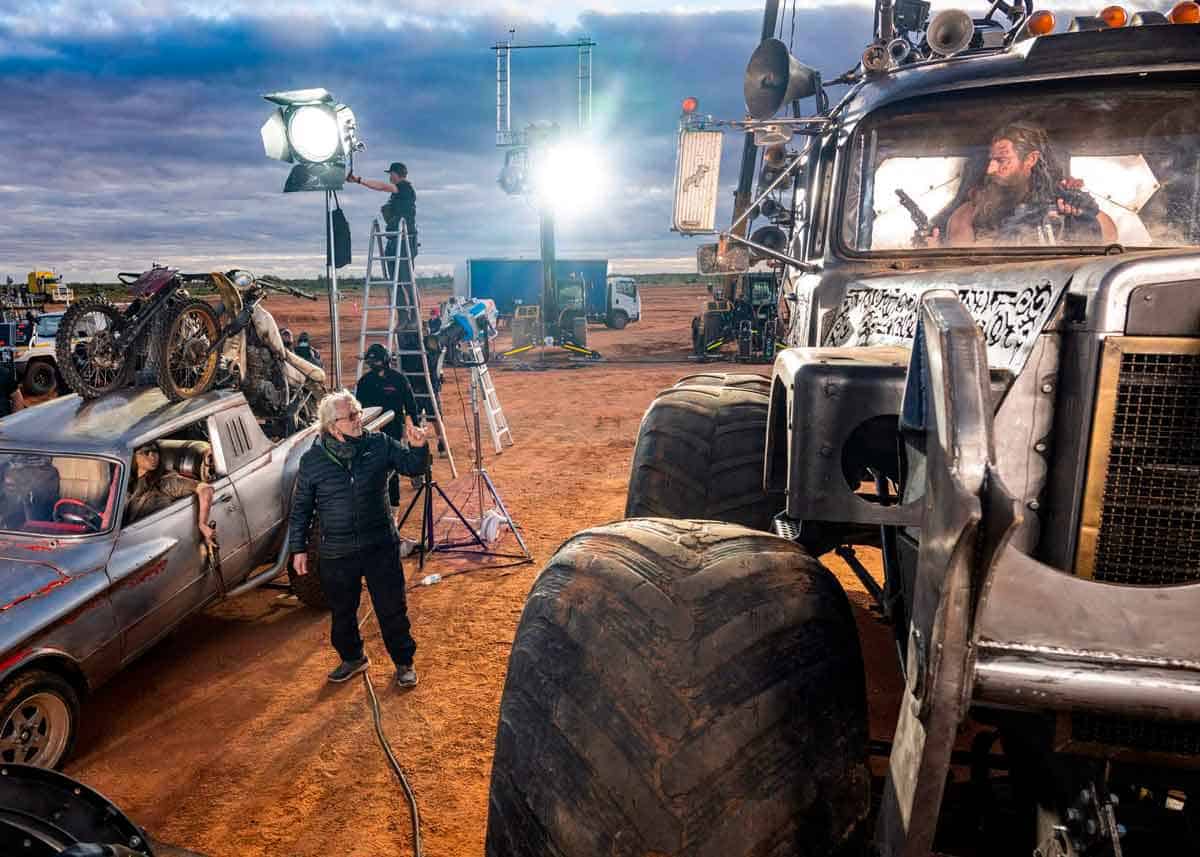 de izquierda a derecha, anya taylor-joy, el director george miller y chris hemsworth en el set de la aventura de acción "furiosa: a mad max saga" de warner bros. pictures y village roadshow pictures, un estreno de warner bros. pictures. foto de jasin boland