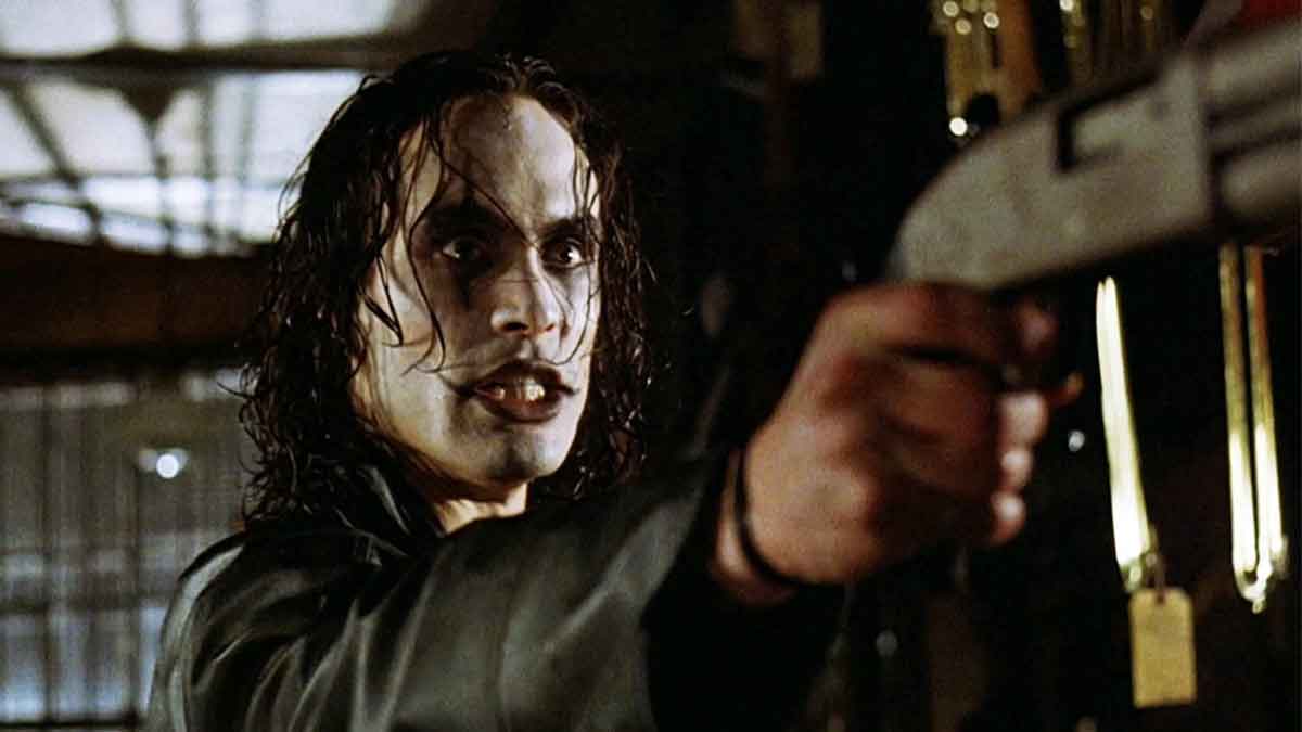 EL CUERVO (THE CROW) narra la historia del joven músico Eric Draven, que junto a su prometida, es brutalmente asesinado, y tiempo después, es resucitado de la tumba por un misterioso cuervo. En busca de venganza, lucha contra una organización criminal clandestina que debe responder de sus crímenes.
