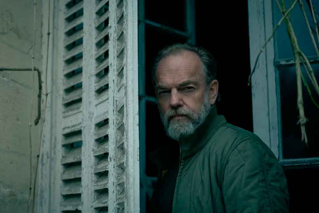 Hugo Weaving en la temporada 4