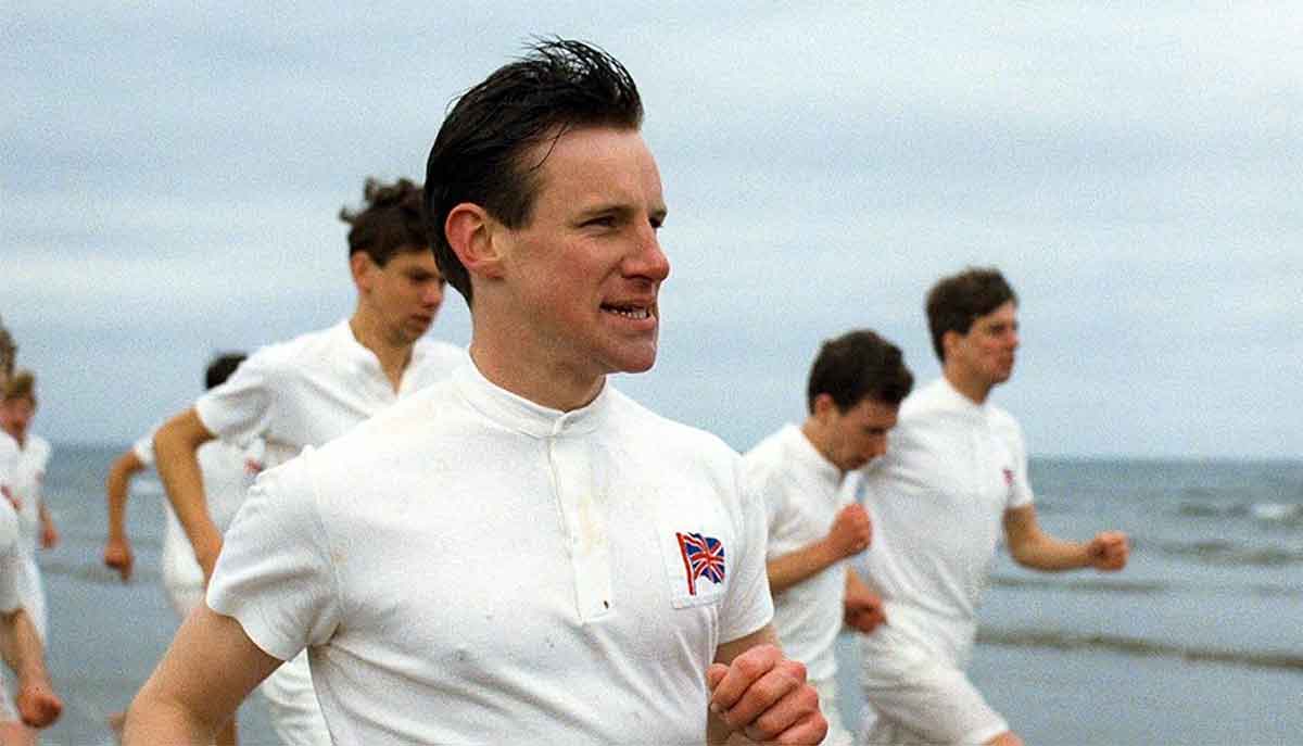 5 películas sobre los Juegos Olímpicos perfectas para este verano - fotograma de Carros De Fuego -En la imagen se pueden ver a un grupo de personas corriendo en la playa