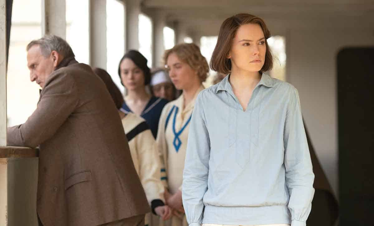 Daisy Ridley fotograma de La joven y el mar