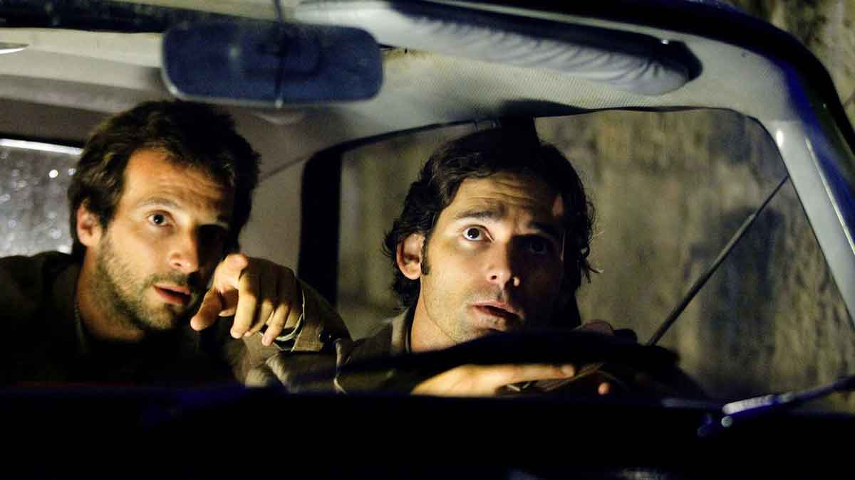 munich fotograma - El actor Eric Bana dentro de un coche parado mirando hacia arriba