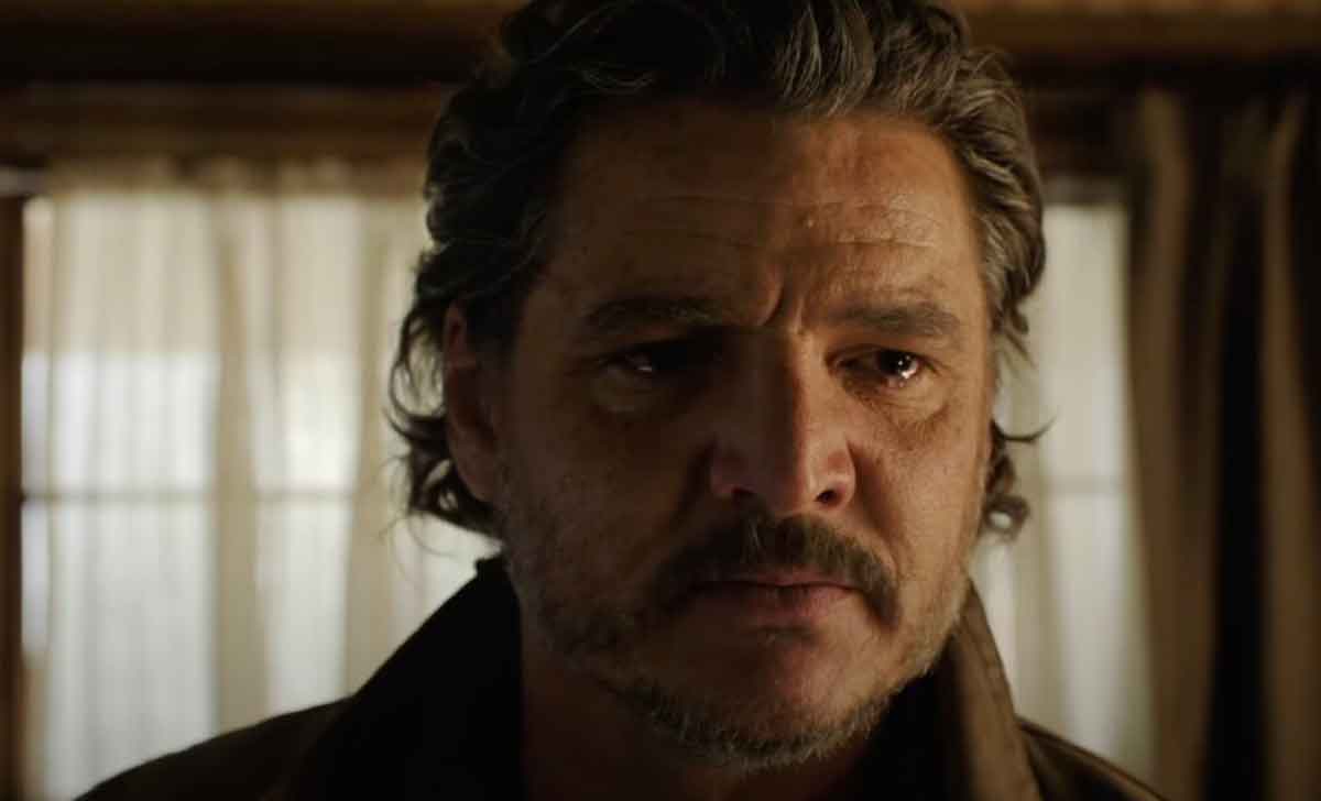 fotograma de the last of us temporada 2 con pedro pascal en primer plano interpretando a joel