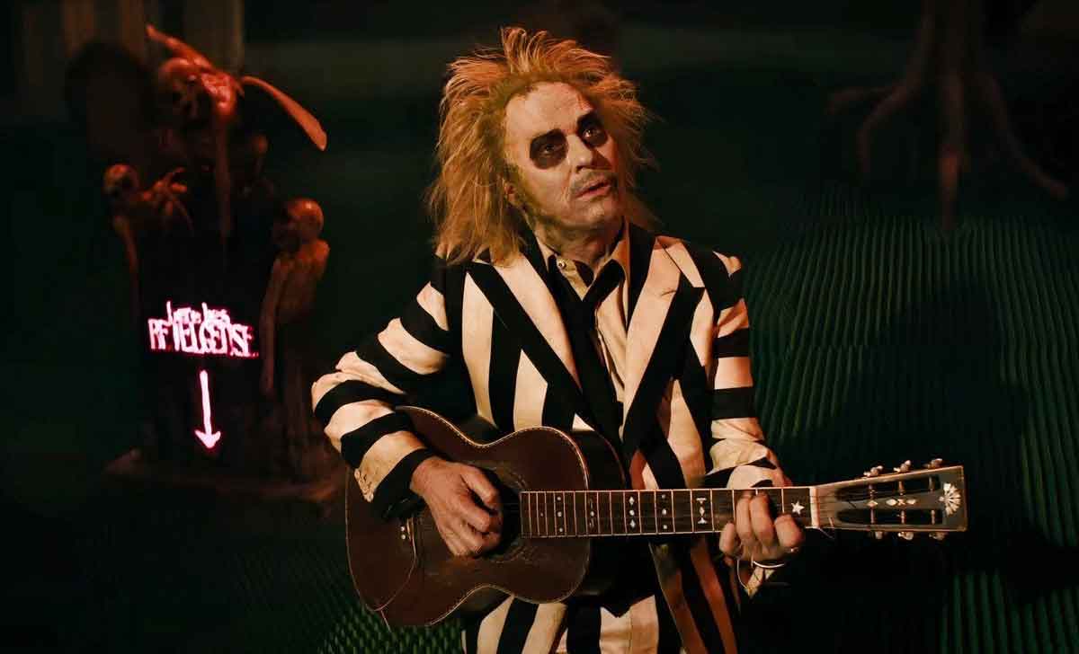 La taquilla de Beetlejuice 2 lleva a Michael Keaton más allá de un hito épico en su carrera beetlejuice beetlejuice escena post-créditos