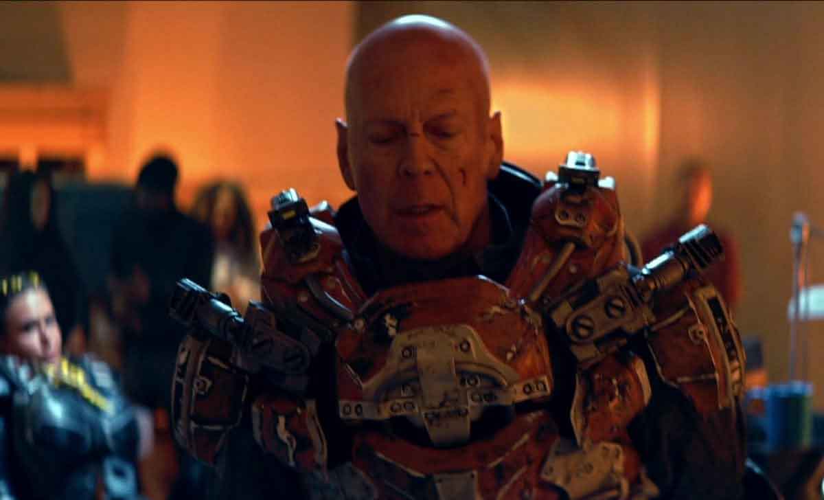 Cosmic Sin (2021) es una película de ciencia ficción