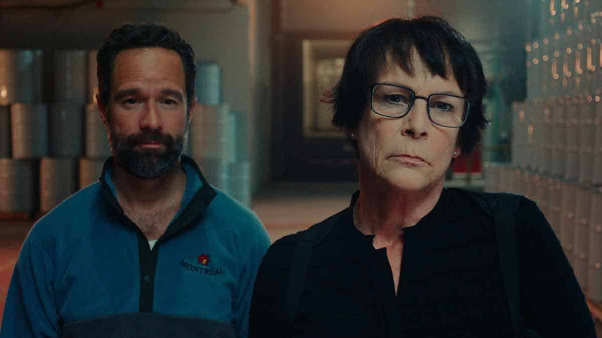 Chris Diamantopoulos y Jamie Lee Curtis in The Sticky de Prime Video
