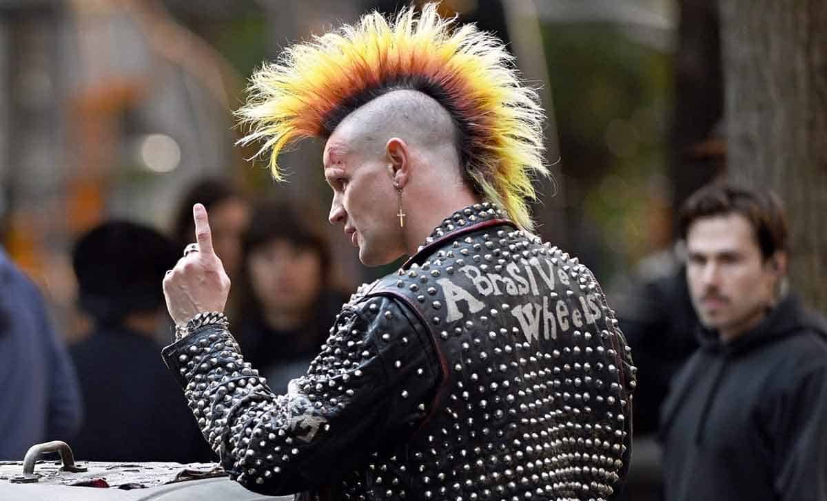 Matt Smith sorprende con su look en su nueva película matt smith en caught stealing