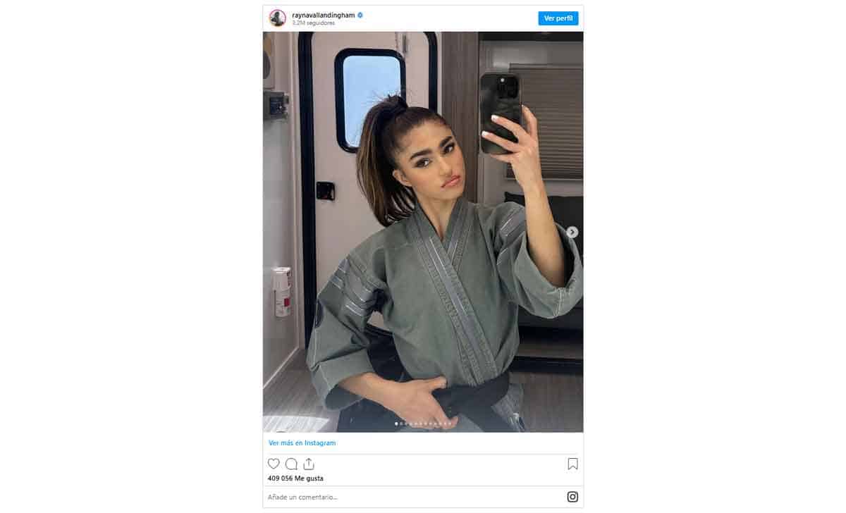 rayna vallandingham celebra su debut en cobra kai