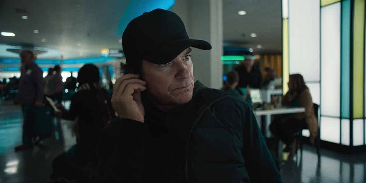 carry-on. jason bateman as traveler in carry-on. cr. netflix © 2024.