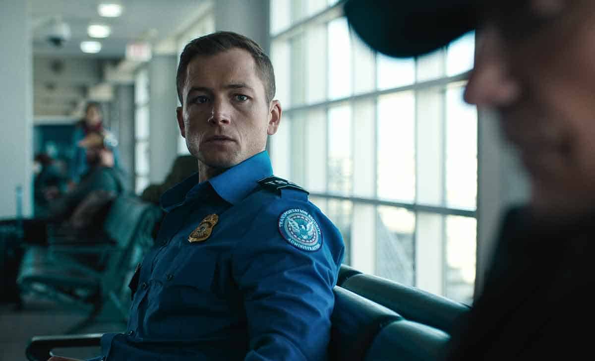 Equipaje de mano: Una trepidante batalla entre la tensión navideña y el peligro en el aeropuerto equipaje de mano fotograma