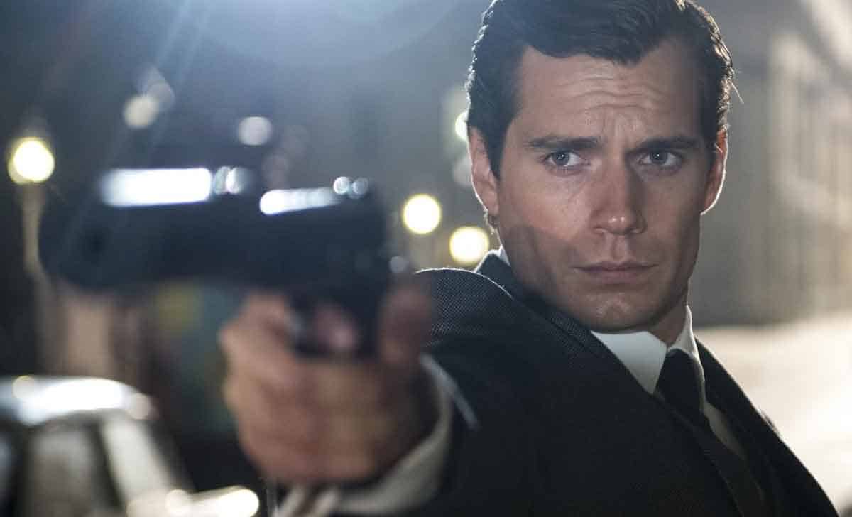 Henry Cavill casi es James Bond