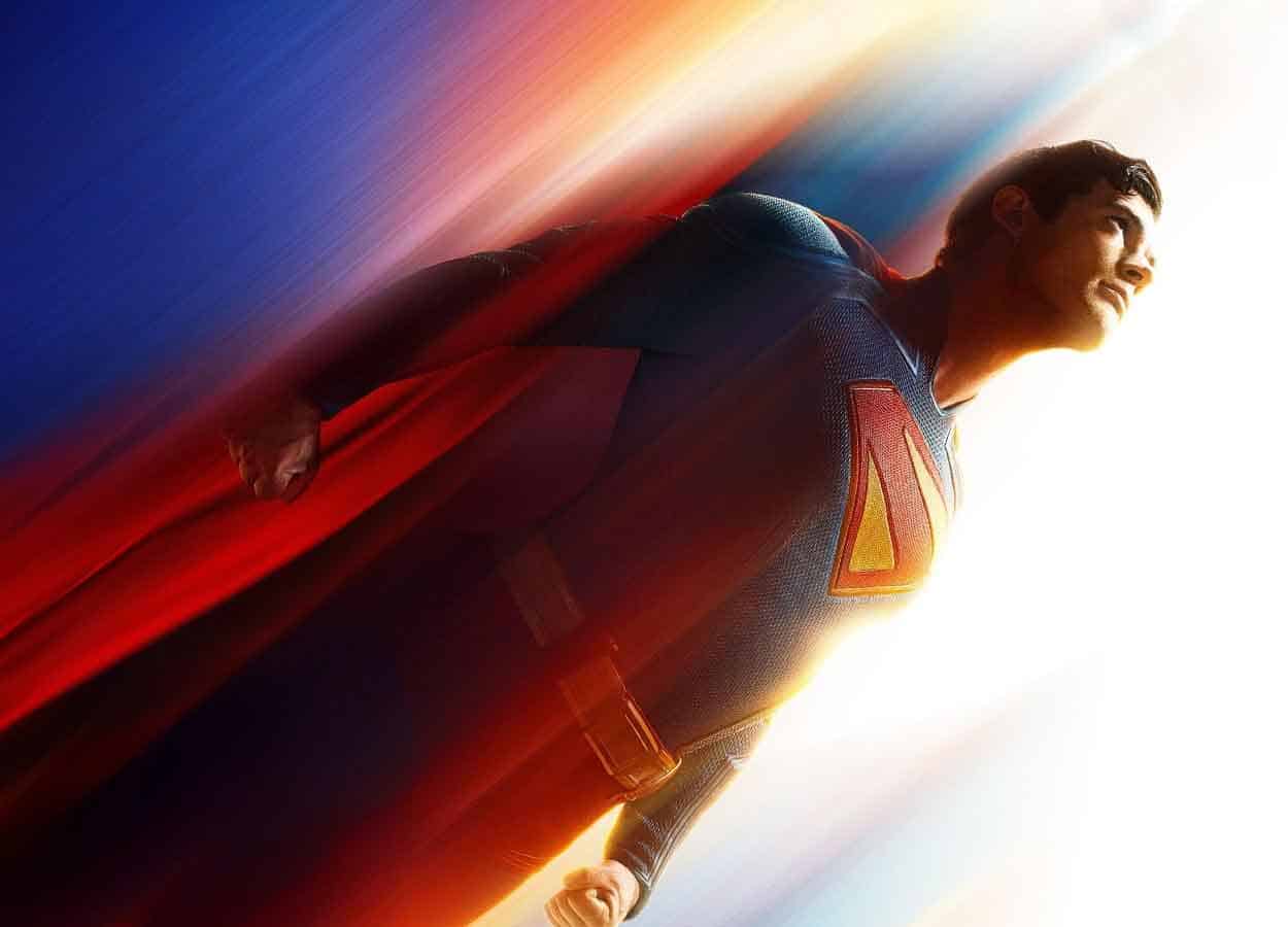 superman volando en horizontal