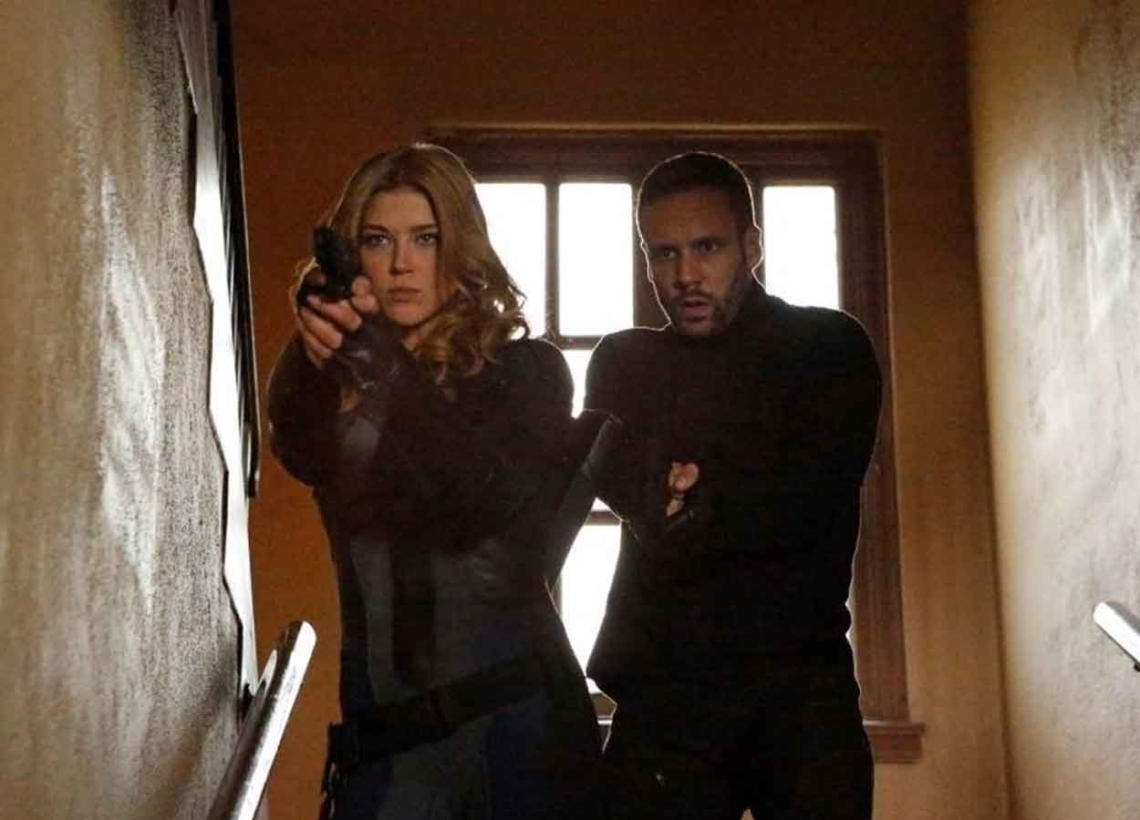 adrianne palicki y nick blood en una serie de marvel