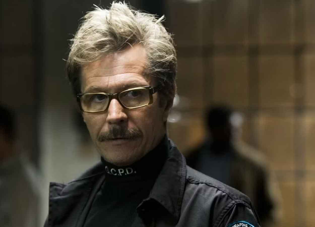 Gary Oldman como Jim Gordon