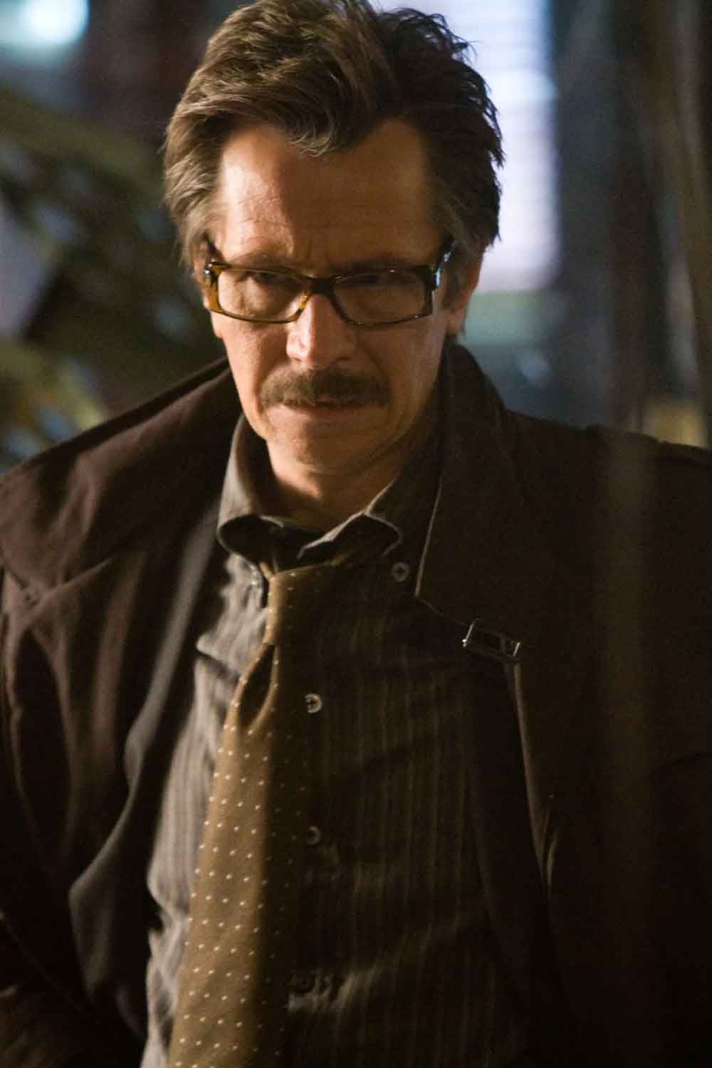 Gary Oldman como Jim Gordon
