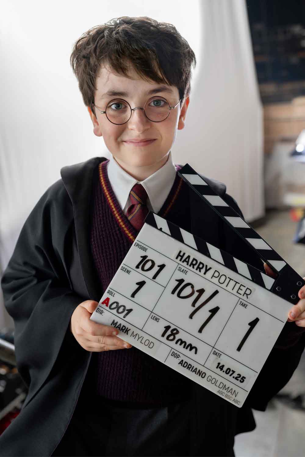 Harry Potter con su uniforme de Hogwarts
