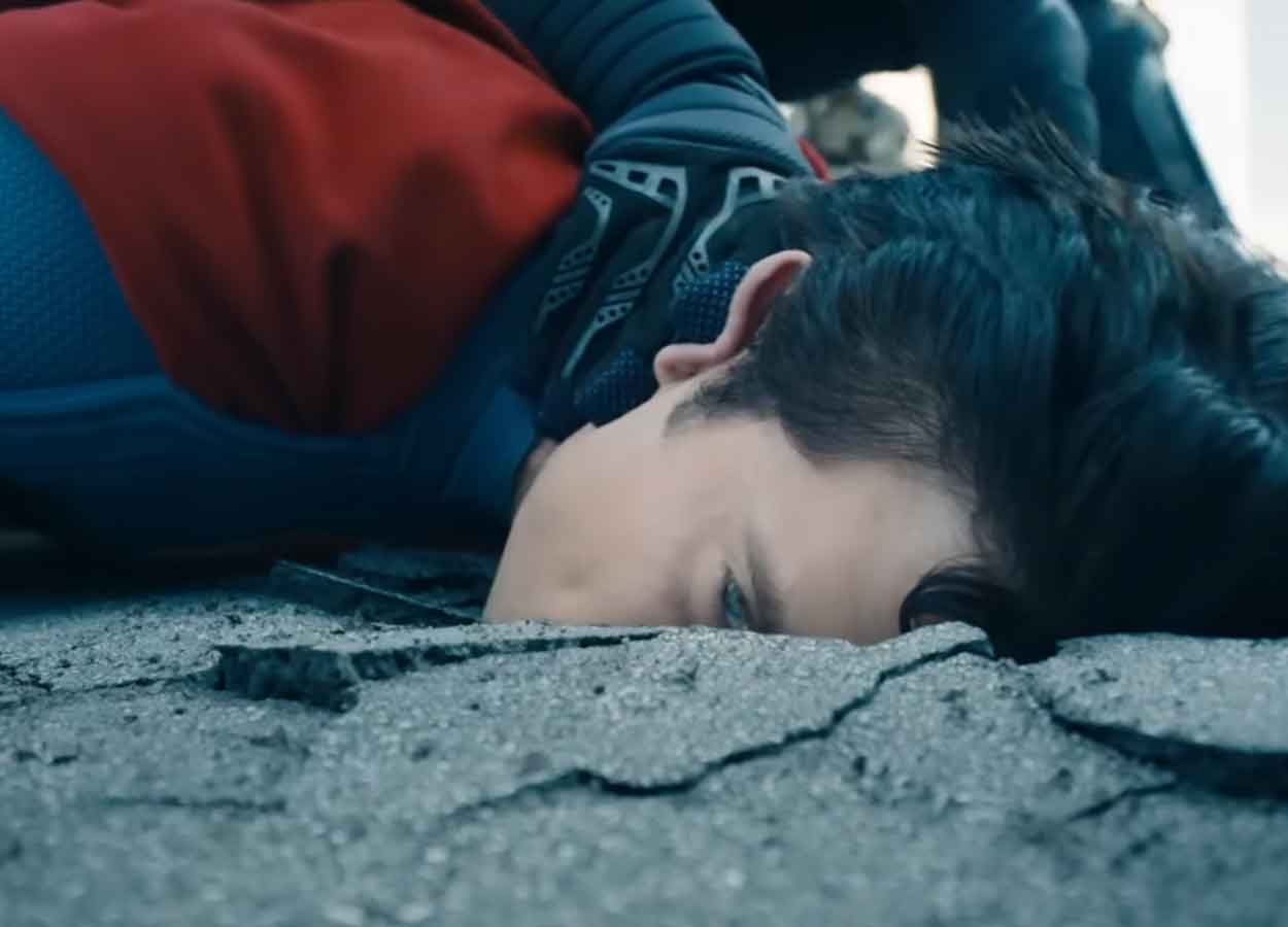 superman (2025) en el suelo