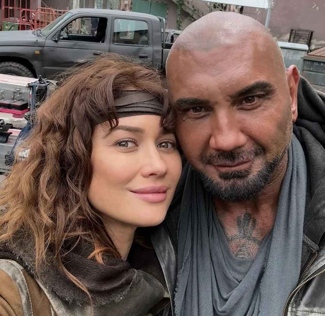 olga kurylenko junto a Dave Bautista 