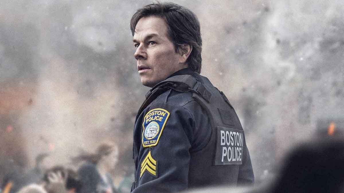Mark Wahlberg vestido de policía en imagen promocional de Día de Patriotas