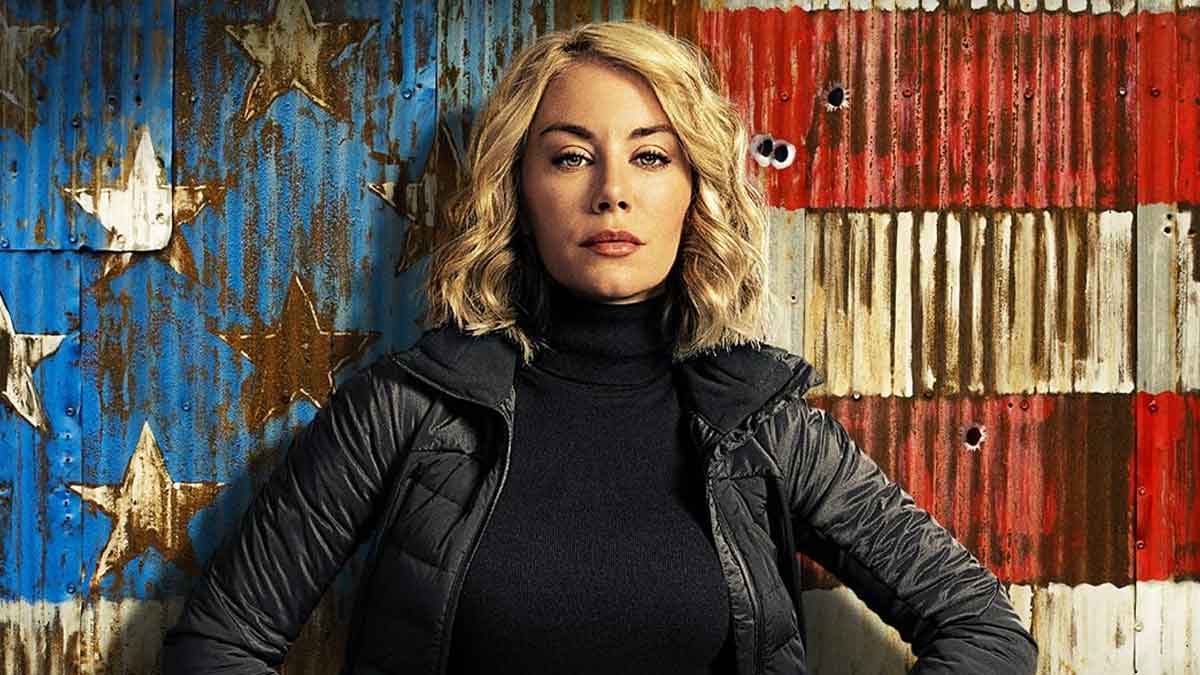 Jennifer Holland como Emilia Harcourt en Peacemaker