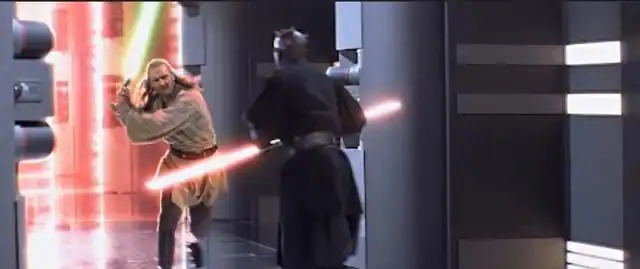 Liam Neeson como Qui-Gon Jinn enfrentando a Darth Maul en Star Wars: La amenaza fantasma