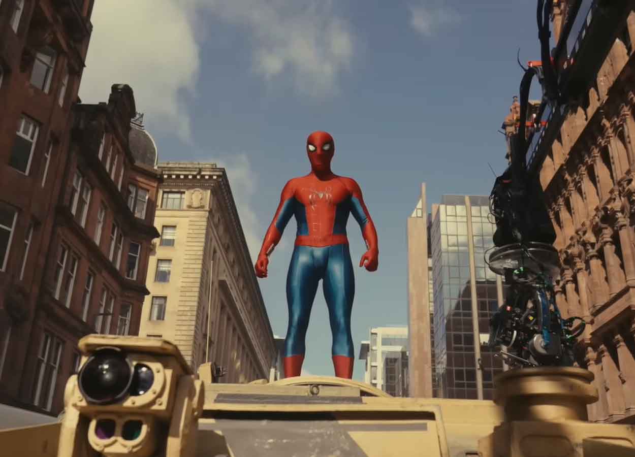 tom holland en plena acción en spider-man 4