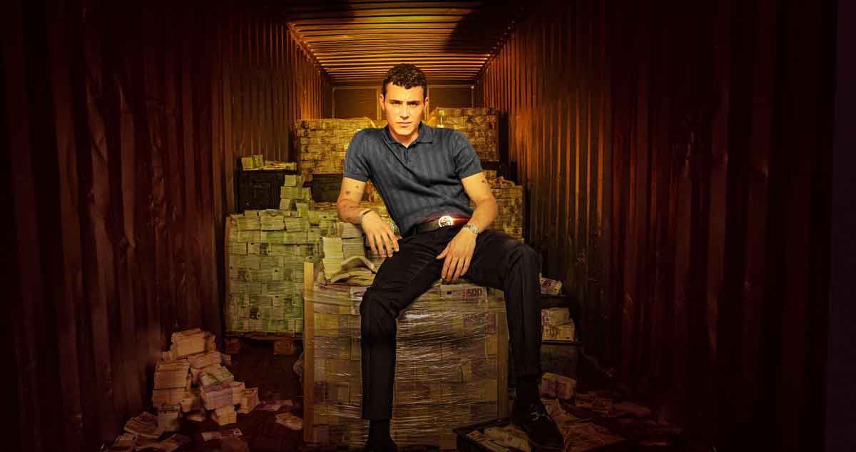 el correo - Arón Piper sentado sobre un paquete enorme de dinero