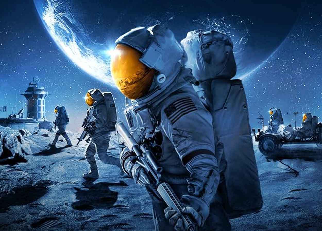 para toda la humanidad (for all mankind) - serie de ciencia ficción pues bien, ahora el universo de esta serie de ciencia ficción se expande con una propuesta mucho más oscura. se llama star city, y aunque parte del mismo mundo narrativo, promete romper con todo lo anterior. un giro radical que cambia de protagonistas, de lugar y de tono. lo ha confirmado el propio ron moore, creador de la serie, durante su paso por la comic-con de san diego, donde adelantó que este spin-off no se parecerá en nada a lo que hemos visto hasta ahora. un cambio de rumbo brutal para la serie de ciencia ficción la nueva serie de ciencia ficción se ambientará en la unión soviética, concretamente en star city, el corazón de su programa espacial. ya el nombre impone. pero no es solo una cuestión geográfica: también es un cambio de mirada. si for all mankind nos mostraba la evolución de la carrera espacial desde el punto de vista estadounidense, star city nos sumerge “"detrás del telón de acero". y lo que hay allí es muy diferente a houston, según palabras del propio moore. "en houston, si la cagas, te despiden. en star city, te puedes llevar una bala en la nuca", dijo sin rodeos. el mensaje es claro: esta serie de ciencia ficción no va a andar con paños calientes. entre el miedo y la épica star city se presenta como un thriller paranoico, oscuro y trepidante. algo que encaja perfectamente con el contexto soviético de los años 60 y 70, en plena guerra fría. aquí no hay héroes con banderas ondeando al viento. hay ingenieros vigilados por espías, cosmonautas que se juegan la vida en cápsulas apenas soldadas y secretos que el gobierno prefería enterrar junto con los cuerpos. lo interesante es que no se trata solo de una ambientación distinta, sino de un enfoque completamente nuevo. esta serie de ciencia ficción va a poner el foco en los conflictos internos del sistema soviético, sus limitaciones tecnológicas, su brutalidad política… y en la valentía de quienes, aun así, soñaban con tocar las estrellas. una historia real... que nunca vimos aunque se trate de una historia alternativa, star city va a tomar como base hechos históricos reales, muchos de ellos desconocidos para el gran público. ron moore adelantó que mostrarán cómo algunos cosmonautas fueron ocultados al mundo tras accidentes fatales, cómo sus misiones fueron encubiertas y cómo su legado se construyó desde el silencio. el resultado, según moore, es un relato "más valiente, más crudo y más tenso" que el de for all mankind. un terreno nuevo, con reglas nuevas. pero con el mismo espíritu de explorar el límite entre la ambición humana y el precio que se paga por alcanzarla. el equipo detrás del proyecto detrás de star city están ben nedivi, matt wolpert y ron moore, los mismos responsables de la serie madre. así que podemos esperar coherencia narrativa, pero también riesgos calculados. moore ha confirmado que el rodaje ya está en marcha, aunque no hay aún fecha de estreno ni para este spin-off ni para la temporada 5 de for all mankind. [caption id="attachment_412856" align="aligncenter" width="1000"] para toda la humanidad (for all mankind)[/caption] lo que sí tenemos es un reparto de lo más interesante. al frente está rhys ifans (house of the dragon), que interpretará al “diseñador jefe”, la mente maestra del programa espacial soviético. junto a él estarán solly mcleod como sasha, un cosmonauta impulsivo que todavía no ha demostrado todo su potencial; agnes o’casey como irina, una agente recién llegada al departamento de vigilancia; y alice englert, que dará vida a anastasia, una cosmonauta novata en un mundo dominado por hombres. ¿la serie de ciencia ficción más atrevida del año? todo apunta a que star city no será simplemente un complemento de for all mankind, sino un proyecto con entidad propia, capaz de atraer tanto a los seguidores de la saga original como a nuevos espectadores que busquen una serie de ciencia ficción con más tensión, más política y más dramatismo. el gran acierto aquí es haber apostado por una historia menos conocida, por una perspectiva más arriesgada… y por un tono que no se anda con rodeos. si apple tv+ logra mantener el nivel de producción de for all mankind pero lo mezcla con esa oscuridad soviética, podríamos estar ante una de las ficciones más potentes del año. lo que viene no es lo que esperas star city no va a repetir la fórmula. esta nueva serie de ciencia ficción quiere desafiar lo establecido, explorar rincones incómodos de la historia… y hacerlo desde una narrativa que pone en el centro al individuo frente al sistema. a los que se jugaron el cuello, literalmente, por conquistar el espacio. todavía no sabemos cuándo se estrenará, pero lo cierto es que el simple anuncio ha generado ya una oleada de expectación. porque cuando una serie se atreve a cambiarlo todo, es cuando realmente puede marcar la diferencia.