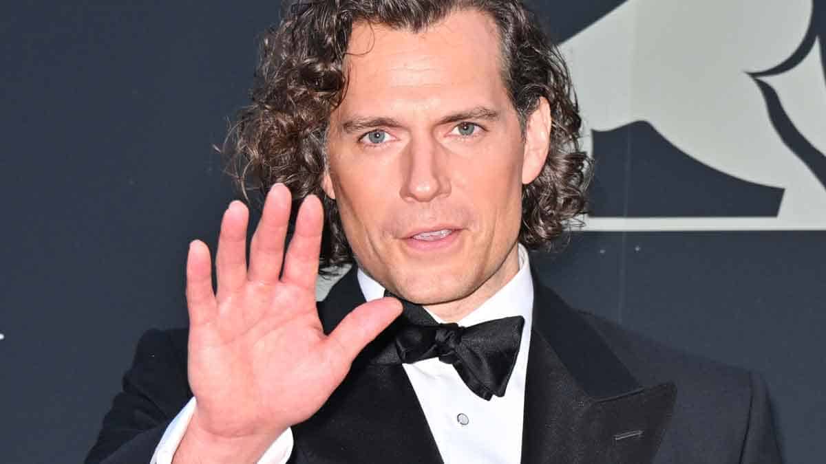 henry cavill obliga a retrasar highlander