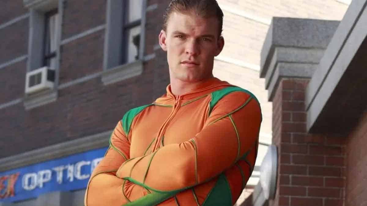 alan ritchson como aquaman en smallville