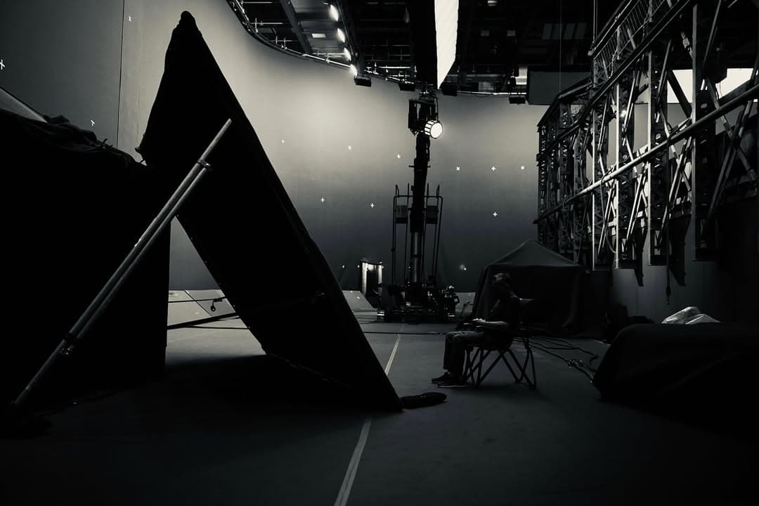 los russo vuelven a las andadas con una foto enigmática de avengers: doomsday