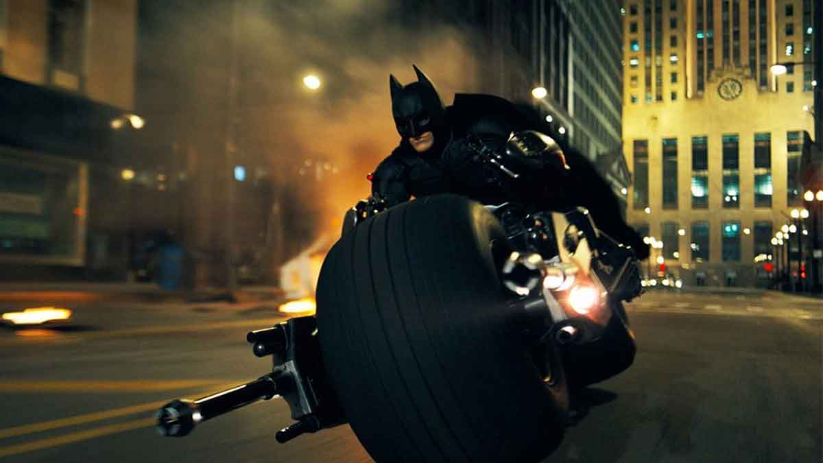 batman en su moto