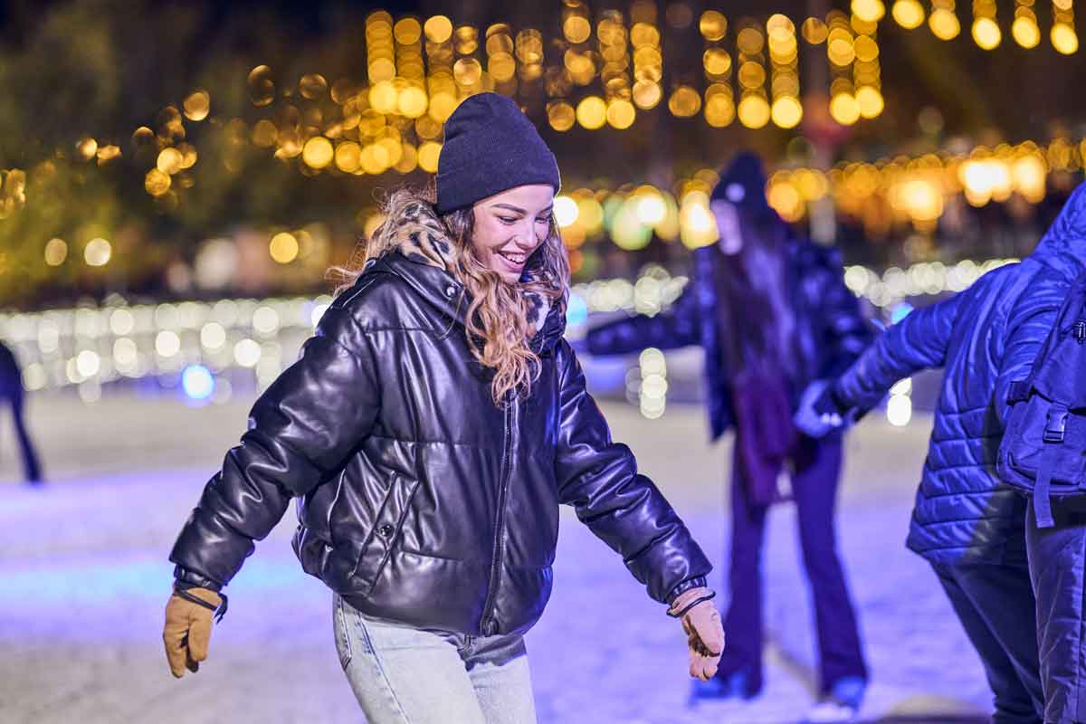 Chica patinando en Mágicas navidades 2025