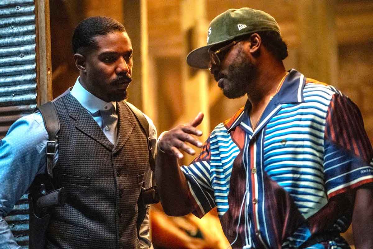 ryan coogler dando instrucciones a michael b. jordan durante el rodaje de sinners
