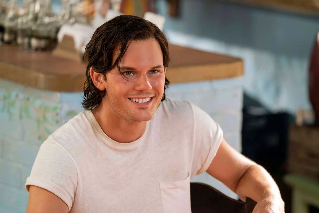 jeremy irvine era alan scott en linterna verde de hbo